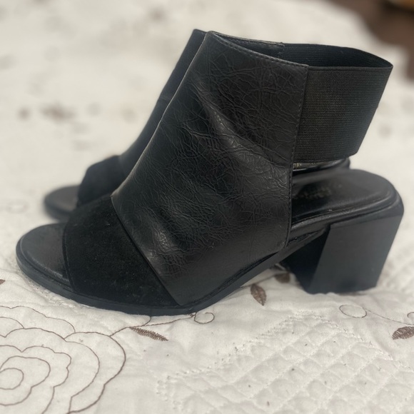 Black sandals with elastic band at the back. Size 6. - Picture 3 of 6